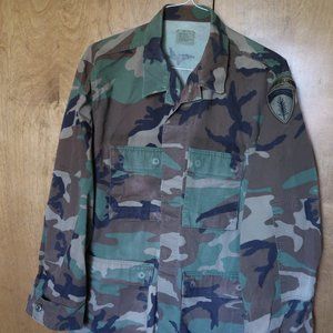 Men's Military Issue Woodland Camouflage Pattern Combat Coat Size Large/Regular